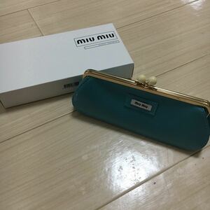 新品 箱入り 非売品◆ ミュウミュウ ◆ miumiu ◆ エナメル レザー製・がま口 ペンケース 小物入れ◆ ロゴ◆ ターコイズブルー系◆送料無料