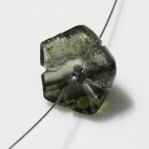 穴あけルース トルマリン 約11.3x11.9x3.1mm 重さ約3.24ct 穴は0.8mmの線が通ります