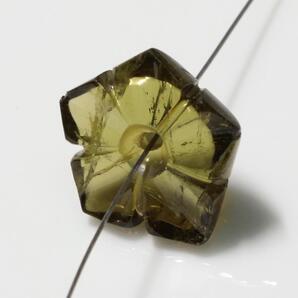 穴あけルース トルマリン 約11.8x12.6x3.7mm 重さ約4.23ct 穴は0.8mmの線が通ります