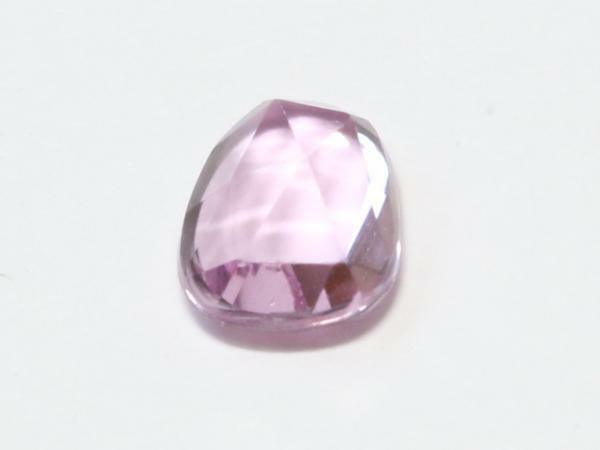 変型ローズカット ピンクサファイヤ 重さ0.69ct 大きさ約5.7x4.4x2.7mm