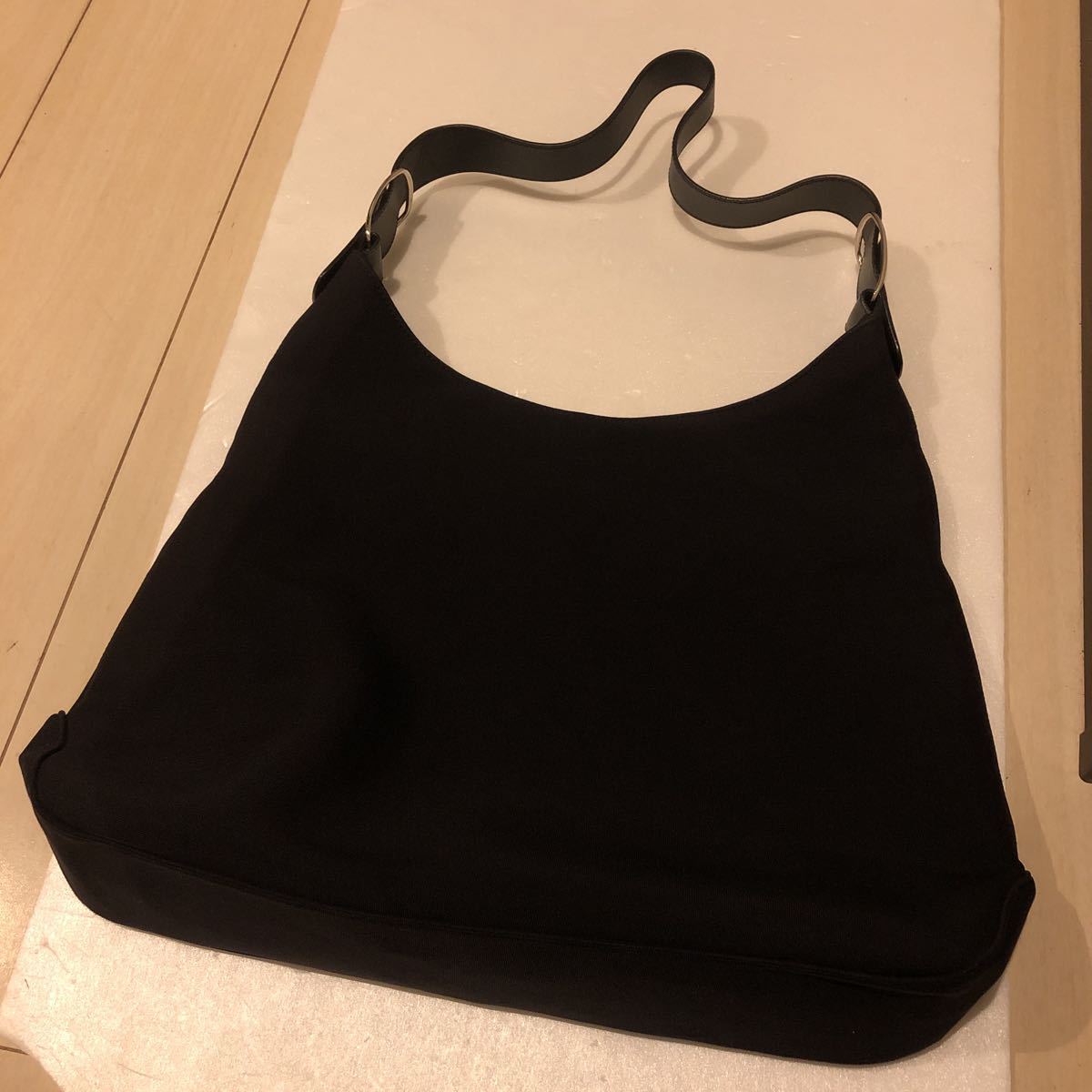 ☆美品☆フェラガモ ワンショルダーバッグ ナイロン ヴァラ グレージュ