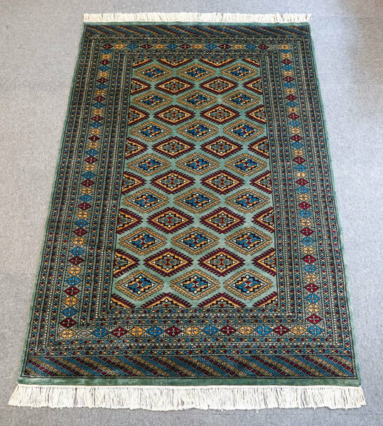 パキスタン手織り絨毯　ウール　size:184×122cm リビングラグ