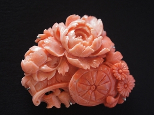 アンティーク・本珊瑚 天然桃サンゴ 彫刻 牡丹と菊 花車 帯留め 26.8g SPM刻印 和装小物 着物装身具 