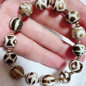 ボンティック 化石の木で作られた一種の象眼細工のビーズ