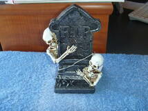 HALLOWEEN RESIN TOMBSTONE WITH SKELETONS 新品 277_画像2