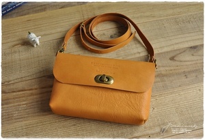 【おでかけバッグ♪】収納袋付:キャメルブラウン:レザーのショルダーバッグ:小型財布と大きめスマホが入るサイズ:牛革:ハンドメイド