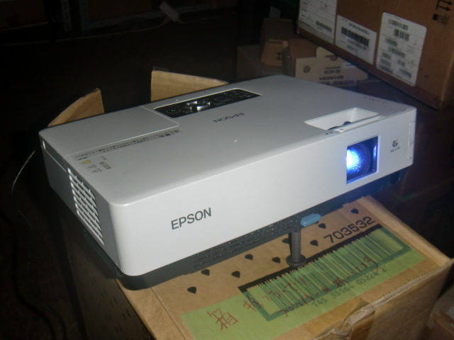 EPSON プロジェクター EMP-822 　2600ルーメン ◆リモコン付・