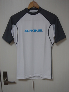 DAKINE ダカイン AH231852WHT メンズ Mサイズ 半袖ラッシュガード ラグラン型 ホワイト色 ロゴもの Logo ライクラ Lycra 新品 送料無料
