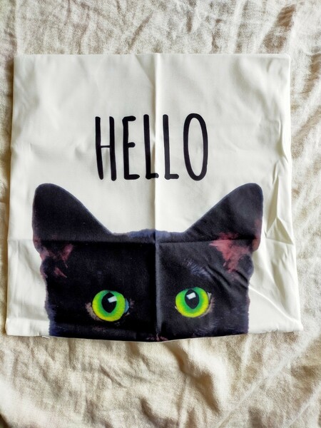 黒猫　クッションカバー　シンプル　ロゴ　緑目　新品　HELLO