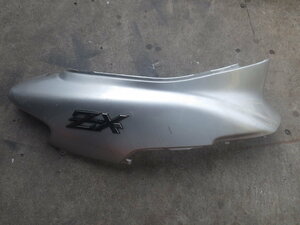 純正部品 ホンダ HONDA ライブディオ Live Dio ZX AF34 AF35 右側 ボディカバー カウル R BODY COVER SIDE 83500-GBLA 銀色 管理No.06604