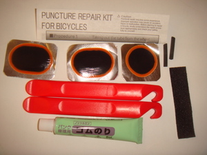 自転車　パンク修理セット一式　　タイヤレバー・虫ゴム・接着剤・紙やすり・ゴムパッチ　携帯にも　送料込　パンク修理はこれだけでOK