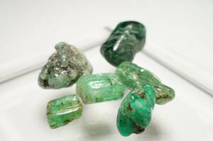 [ prompt decision special price! large .. grinding raw ore finest quality goods ]30 year front. stock! rare! non heating Colombia natural fine quality transparency . high emerald grinding raw ore 17.3ct
