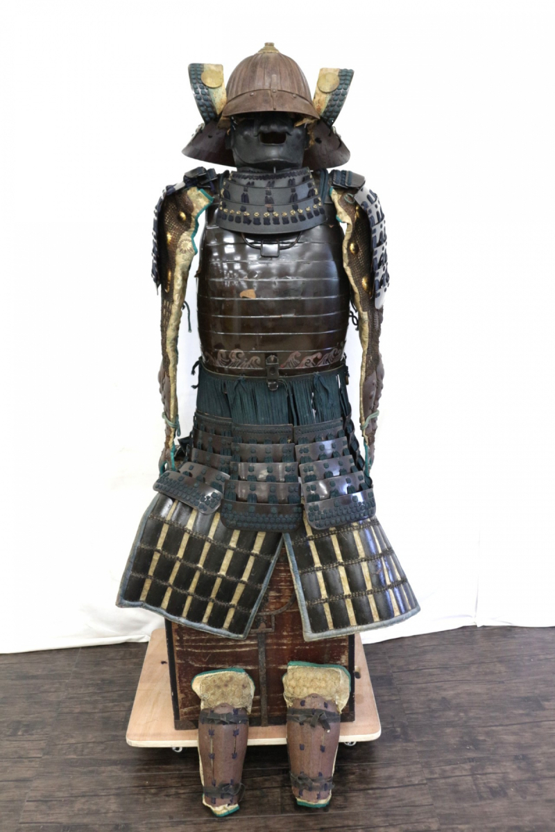 多様な 鉄製武具 面頬 黒 甲冑 鎧 アンティーク コレクション 歴史 定期お届け便 鎧兜武具甲冑24間筋兜 天衝前立て付属 金属工芸