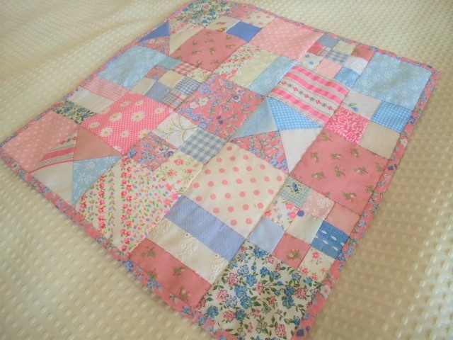 Tapiz de tapete libre de patchwork hecho a mano azul y rosa ① Envío 140 yenes, de coser, bordado, Producto terminado, otros