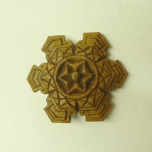 Art hand Auction Seller's wood carving art brooch Rokka F Snowflake hand-carved carved badge, accessories, clock, Handmade, others