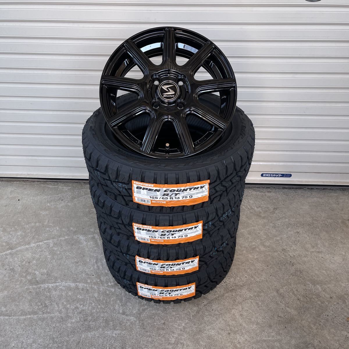 ストラテジーNW◆TOYOオープンカントリーRT155/65R14軽トラ軽バンクロカンエブリィスペーシアギアハイゼット ブラック