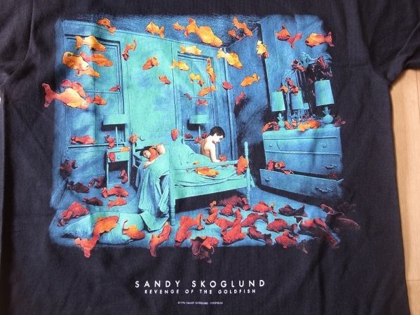 90's Sandy Skoglund FOTOFOLIO Revenge of the Goldfish T-shirt S Sandy Skoglund Revenge of the Goldfish Painting Photo ART Art Museum Tropical Fish, S size, round neck, letter, logo