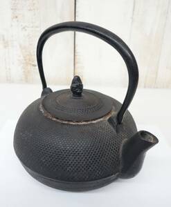 伝統工芸　工藝美術 ＊鉄瓶　鉄器　 ＊糸目地紋　霰　松毬摘　 ＊重量　2.75kg 　＊古物　古道具　古美術 　古民家　和風　茶道具　