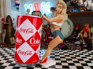  Coca Cola золотой . женщина american девушка булавка nap девушка жестяная банка держатель hot брюки внизу .. sexy 