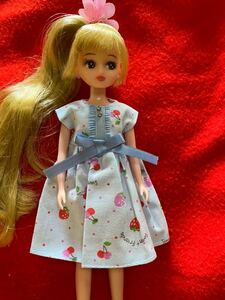 リカちゃん服　ブルーイチゴ柄ワンピースのハンドメイド