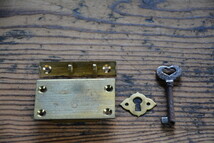 NO.9101 古い真鍮の被錠 54mm 検索用語→A50gアンティークビンテージ古道具真鍮金物小引き出しドロワー本箱木箱蓋_画像1
