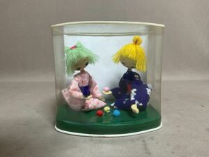QM4914 昭和レトロ 郷土玩具　民芸土産　置物　お手玉をする着物姿の女の子達