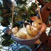 ガーデンオブジェ 吊り下げオーナメント ブランコで本を読むウサギ ハンモック風_画像5