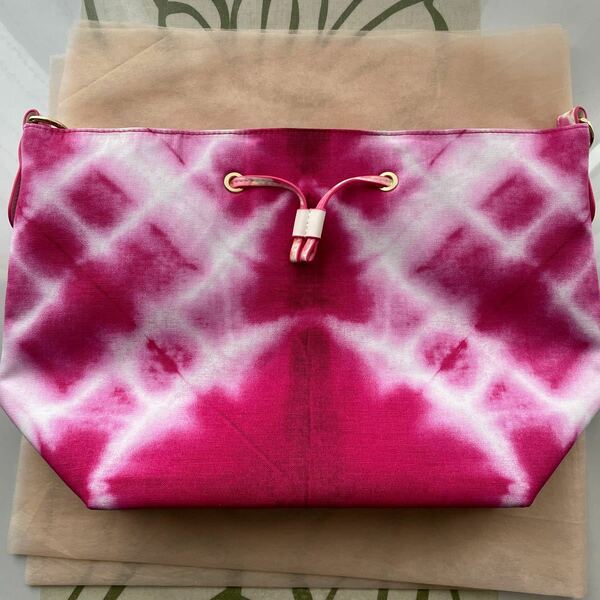 めちゃピンクの可愛い ESTEE LAUDERのショルダーバック この夏にピッタリ 素材は布製です。