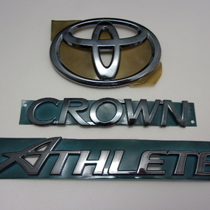 7トレジャー 【 トヨタ 210系 クラウン アスリート TOYOTA 210系 CROWN ATHLETE 】 プラチナ ブラック エンブレム リア3点セット