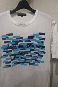 即決 2013SS COMME des GARCONS HOMME コムデギャルソンオム 13SS 幾何学柄風 アートプリント ＆ デカロゴ ブランドロゴプリント Tシャツ S