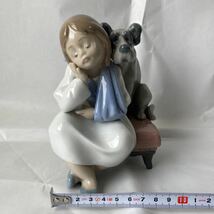 リヤドロ　ＬＬＡＤＲＯの人形　女の子　犬　椅子　１９８９年スタンプ　品番５７０６　１円スタート_画像3