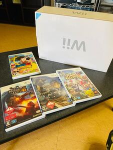 任天堂!Wii、ウィー!コントローラー3つ、ヌンチャク2つ!ソフト4つセット!