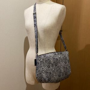 ハンドメイド ファスナー付きショルダーバッグ 花柄 リバティ