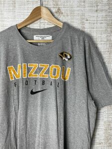 ☆超ビッグサイズ US古着 NIKE ナイキ MIZZOU ミズーリ フットボール チーム Tシャツ 半袖 グレー【2XL/XXL】コットン　　　　　◆3509◆