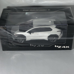 【中古】未開封 トヨタ 1/30 bZ4X プラチナホワイトパールマイカ カラーサンプル ミニカー TOYOTA 非売品