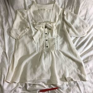 半袖ブラウス 500円以上複数で10%商品オマケ 脇下幅46後丈58cm ポリエステル100%レースは綿 透ける生地 薄いベージュ 中国製