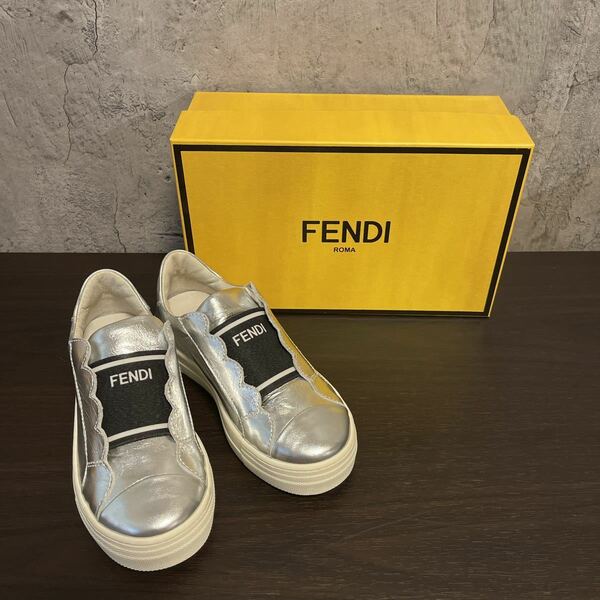 未使用品　 FENDI レザー スニーカー 子供 イタリア製 キッズ ジュニア シルバー 31フェンディ