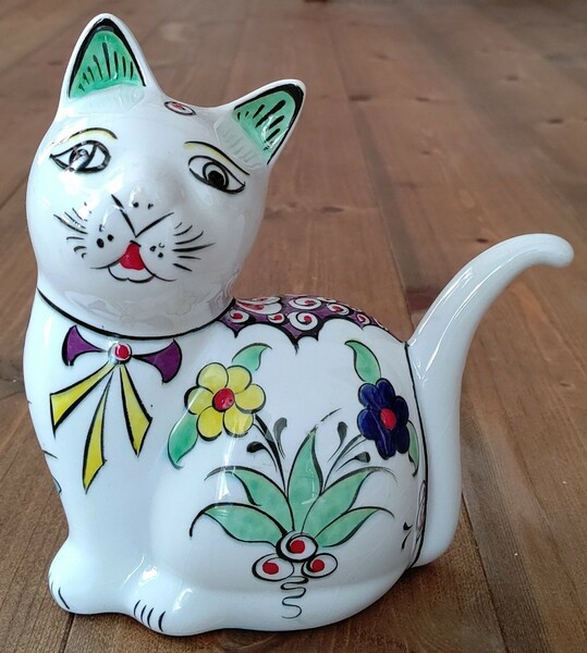 トルコ手描き陶器　動物の置き物（ネコ）