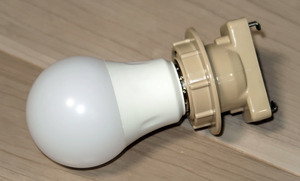 LED電球 E26 60形相当 全方向 昼光色 オーム電機LDA7D-G (おまけ：角型引掛ランプソケット 付き)