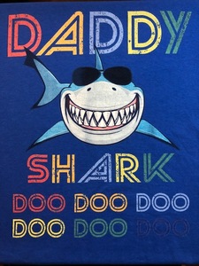 821★USA古着 サメ アニマルイラスト＆メッセージプリントTシャツ DADDY SHARK DOO DOO 青 ブルー XLくらい