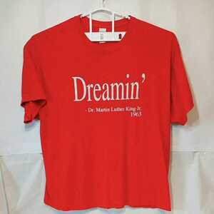 zcl-02t♪アメリカ古着GILDAN製【Dreaming`】マーチン・ルーサー・キング牧師 Tシャツ USサイズ－2XL レッド　