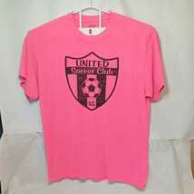 zcl-04t♪アメリカ古着UNITED Soccer Club N.C. TシャツUSサイズ－XL ピンク　_画像1