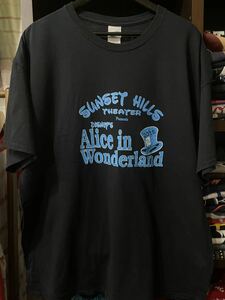 ★USA古着　ディズニー　不思議の国のアリス　青　プリント　Ｔシャツ 黒　BLACK GILDAN 2XL 大きいサイズ