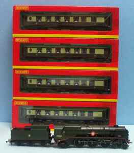 英国Hornby製 OOゲージ（HOゲージレール走行可)鉄道模型　Venice-Simplon オリエント急行　牽引蒸気機関車とコーチ４両セット