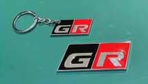 ２点セット トヨタ GR キーホルダー+エンブレム ガズーレーシングシルバー プリウス スープラ アクア マークX ヤリス 86 C-HR_画像2