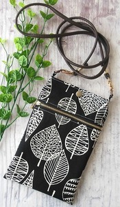 □スマホポーチ□ショルダータイプ□大きめ□葉っぱ柄 北欧風□ハンドメイド ポシェット ケース