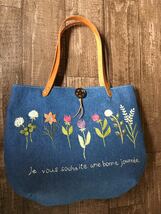 フランス語とお花の手刺繍*ふっくらまあるい横長トートバッグ*持ち手本革*ハンドメイド_画像8