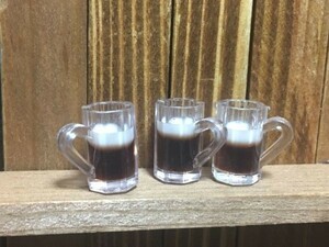 y241-3◆美味しい黒ビールで乾杯っ！◆ ドールハウス 用 ミニチュア ビール ジョッキ 黒 3個 お酒 バー カフェ グラス Doll House Blythe