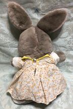 A グレーウサギ ぬいぐるみ 小花柄ワンピース(オレンジとピンクの花） 30cm ワンピース うさぎ ウサギ 兎 メルヘン ファンシー 昭和レトロ _画像3