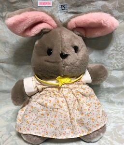 B グレーウサギ ぬいぐるみ 小花柄ワンピース(オレンジとピンクの花） 30cm ワンピース うさぎ ウサギ 兎 メルヘン ファンシー 昭和レトロ 